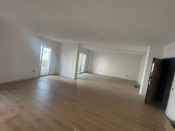 Tirane, jepet me qera ambjent biznesi Kati 1, 100 m² 1.500 € (Komuna e Parisit)