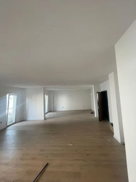 Tirane, jepet me qera ambjent biznesi Kati 1, 100 m² 1.500 € (Komuna e Parisit)