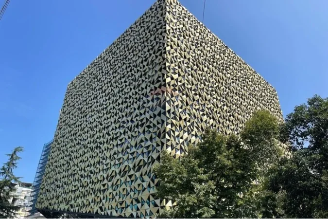 Tirane, jepet me qera zyre Kati 3, 400 m² 12.000 € (Bllok)