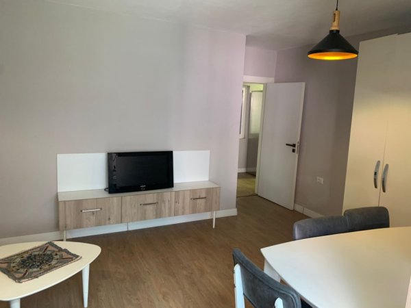 Tirane, jepet me qera apartament 2+1 Kati 2, 80 m² 570 € (myslym shyr , prane drejtorise se policise)