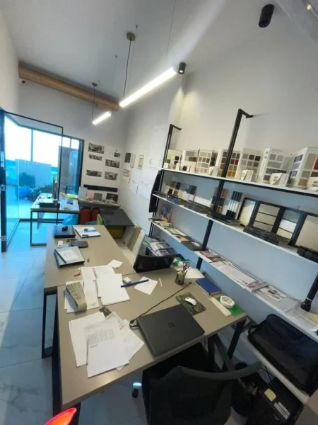 Tirane, jepet me qera dyqan Kati 0, 100 m² 1.500 € (Astir)