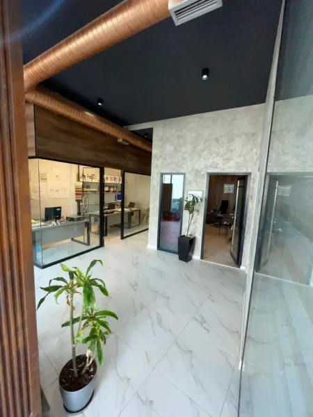 Tirane, jepet me qera dyqan Kati 0, 100 m² 1.500 € (Astir)