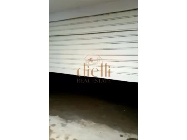 Tirane, shitet garazh , (Ish Stacioni i Trenit)