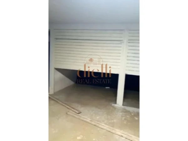 Tirane, shitet garazh , (Ish Stacioni i Trenit)