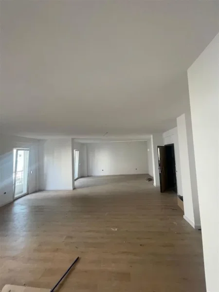 Tirane, shitet zyre Kati 1, 100 m² 310.000 € (Komuna Parisit)