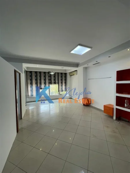 Tirane, jepet me qera zyre Kati 2, 60 m² 600 € (Rruga e Kavajes, afer Mullirit te Vjeter)