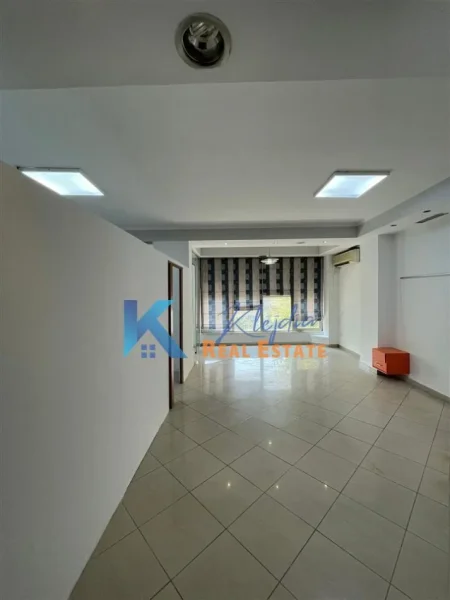 Tirane, jepet me qera zyre Kati 2, 60 m² 600 € (Rruga e Kavajes, afer Mullirit te Vjeter)