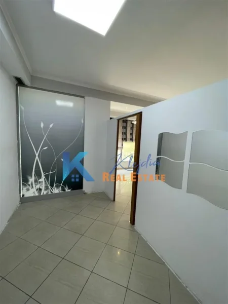 Tirane, jepet me qera zyre Kati 2, 60 m² 600 € (Rruga e Kavajes, afer Mullirit te Vjeter)
