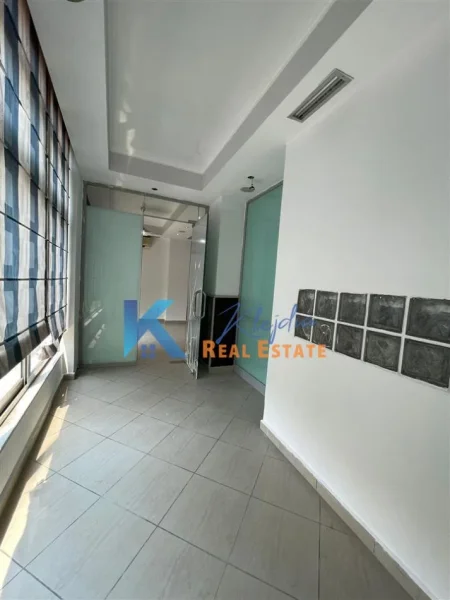 Tirane, jepet me qera zyre Kati 2, 60 m² 600 € (Rruga e Kavajes, afer Mullirit te Vjeter)