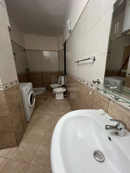 Tirane, jepet me qera apartament 2+1 Kati 4, 80 m² 500 € (Rruga e Kavajes ,perballe delijorgjit)
