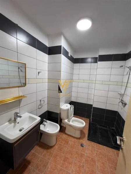 Shkembi Kavajes, shitet garsonier 1+1+Ballkon Kati 7, 43 m² 53.000 € (SHKEMBI I KAVAJES)