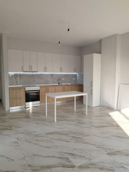 Tirane, jepet me qera apartament 1+1+Ballkon Kati 4, 60 m² 450 € (KINOSTUDIO)