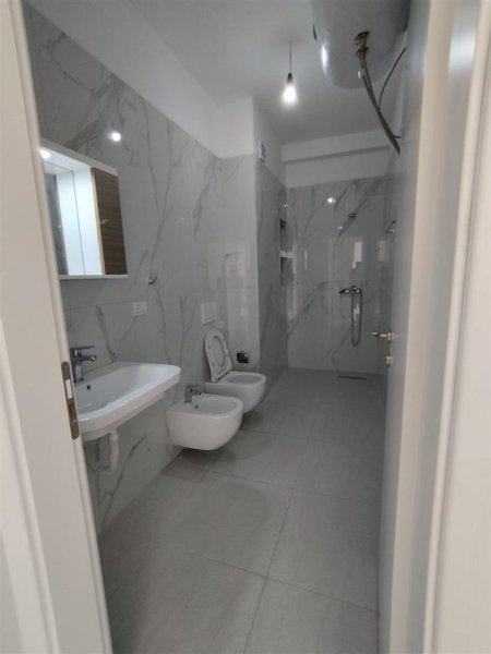 Tirane, jepet me qera apartament 1+1+Ballkon Kati 4, 60 m² 450 € (KINOSTUDIO)