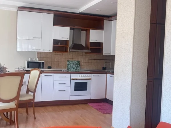 Tirane, jepet me qera apartament 3+1+Ballkon Kati 3, 130 m² 600 € (Selvia , prane shkolles siri kodra)