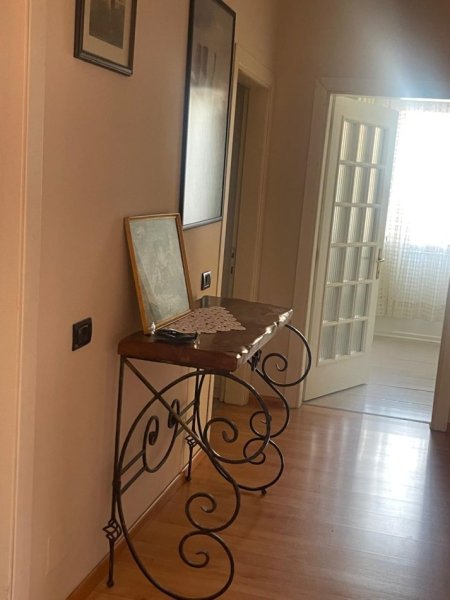Tirane, jepet me qera apartament 3+1+Ballkon Kati 3, 130 m² 600 € (Selvia , prane shkolles siri kodra)