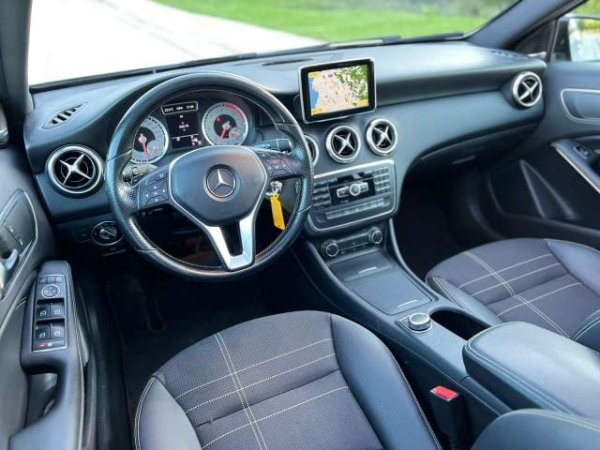 shes Mercedes-Benz MERCEDES A 180 - PANORAMA - 2013
