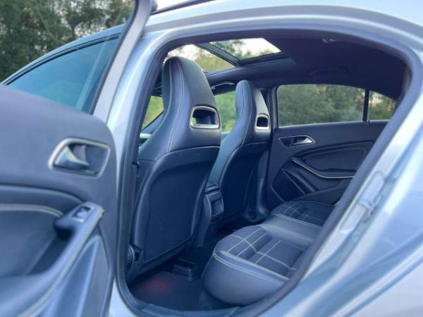 shes Mercedes-Benz MERCEDES A 180 - PANORAMA - 2013