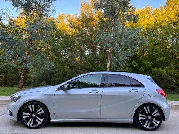 shes Mercedes-Benz MERCEDES A 180 - PANORAMA - 2013