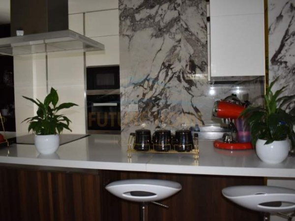 Tirane, jepet me qera Vile 4+1+A+BLK Kati 0, 405 m² 5.000 Euro (Rezidenca White Houses) PARK27375