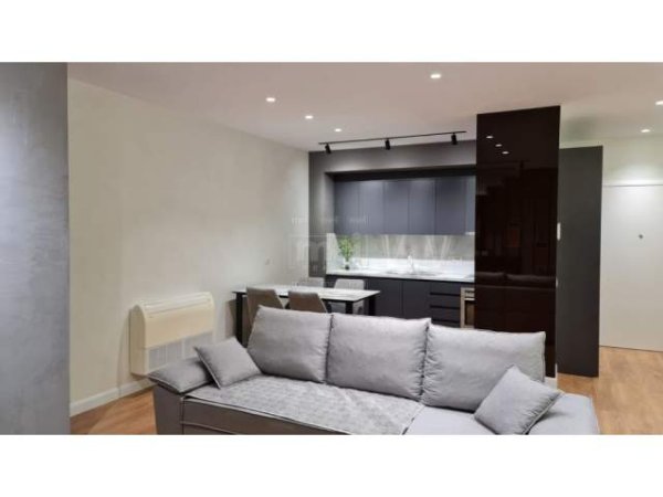 Tirane, jepet me qera apartament duplex 2+1+BLK 170 m² 1.200 Euro (Rruga e Barrikadave)
