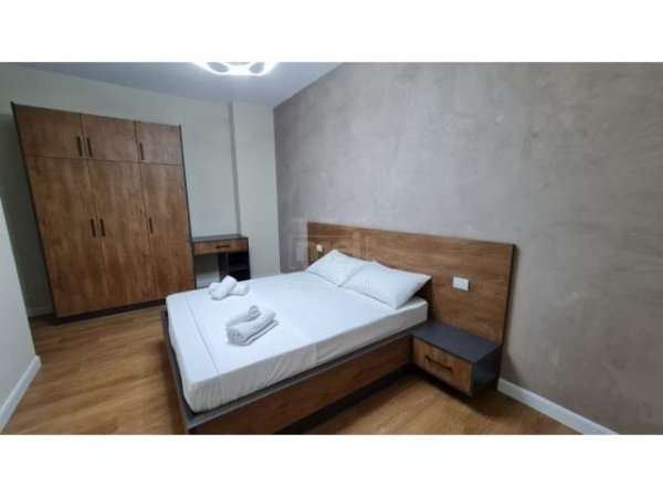 Tirane, jepet me qera apartament duplex 2+1+BLK 170 m² 1.200 Euro (Rruga e Barrikadave)
