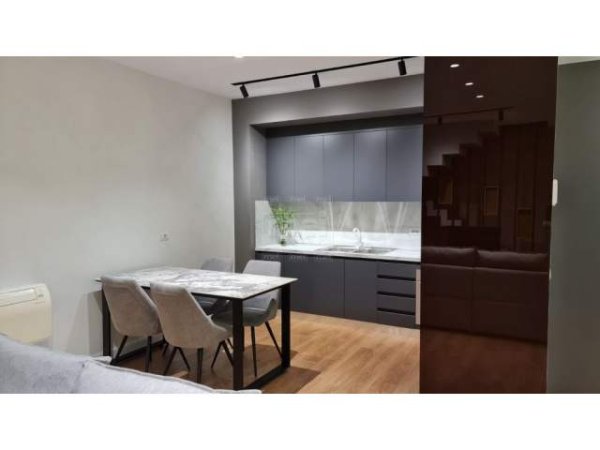 Tirane, jepet me qera apartament duplex 2+1+BLK 170 m² 1.200 Euro (Rruga e Barrikadave)