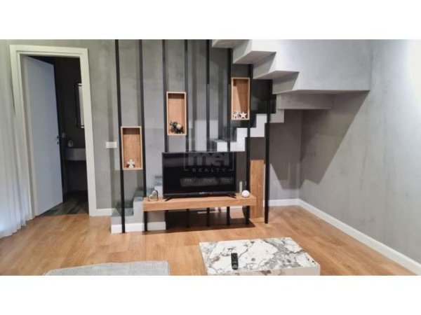 Tirane, jepet me qera apartament duplex 2+1+BLK 170 m² 1.200 Euro (Rruga e Barrikadave)