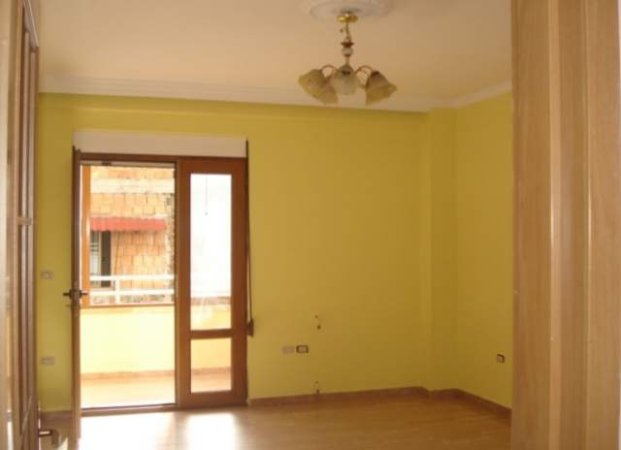 Tirane, jepet me qera apartament Kati 4, 90 m² 800 Euro (BULEVARDI ZOGU I 1)