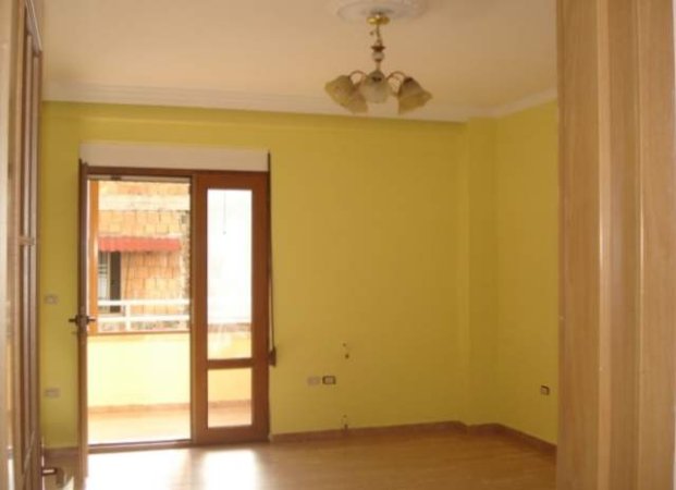 Tirane, jepet me qera apartament Kati 4, 90 m² 700 Euro (BULEVARDI ZOGU I 1)