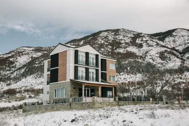 Korce, ofroj HOTEL and SUITES  ANTONETA  me 6 dhoma (ROOMS) e tre suita me xhakuzi(SUITES with jakuz . 60 Euro cift nata me  mengjes (Boboshtice )120