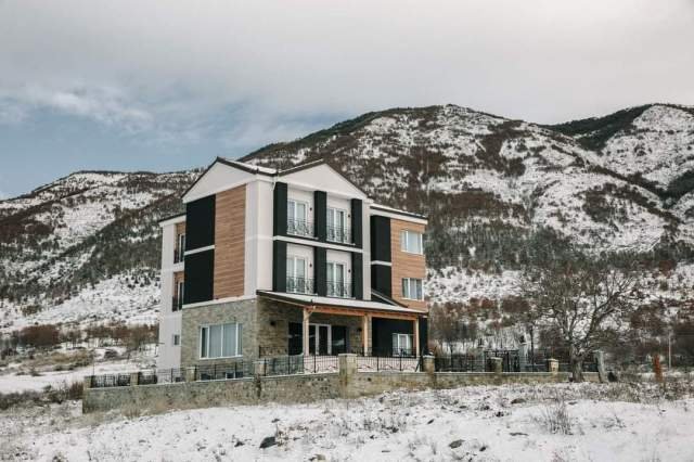 Korce, ofroj HOTEL and SUITES  ANTONETA  me 6 dhoma (ROOMS) e tre suita me xhakuzi(SUITES with jakuz . 60 Euro cift nata me  mengjes (Boboshtice )120