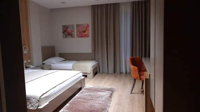 Korce, ofroj HOTEL and SUITES  ANTONETA  me 6 dhoma (ROOMS) e tre suita me xhakuzi(SUITES with jakuz . 60 Euro cift nata me  mengjes (Boboshtice )120
