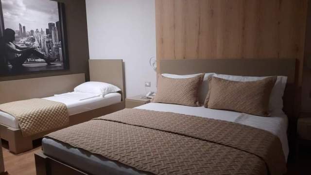 Korce, ofroj HOTEL and SUITES  ANTONETA  me 6 dhoma (ROOMS) e tre suita me xhakuzi(SUITES with jakuz . 60 Euro cift nata me  mengjes (Boboshtice )120 