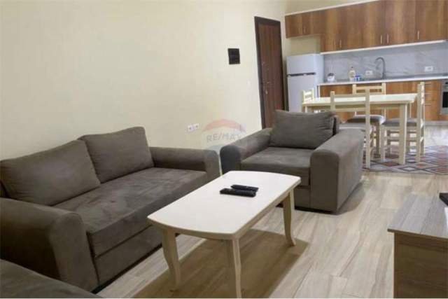 Tirane, jepet me qera apartament 1+1 65 m² 400 Euro (KOPSHTI BOTANIK)