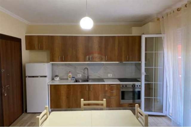 Tirane, jepet me qera apartament 1+1 65 m² 400 Euro (KOPSHTI BOTANIK)
