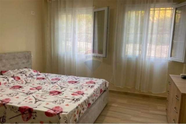 Tirane, jepet me qera apartament 1+1 65 m² 400 Euro (KOPSHTI BOTANIK)
