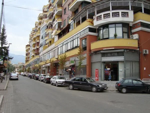 Tirane, jepet me qera apartament 2+1 Kati 7, 115 m² 1.000 Euro (rruga  Frederik Shiroka)