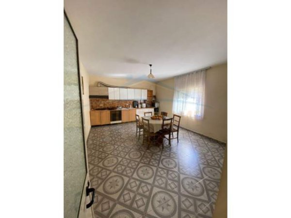 Tirane, jepet me qera apartament 3+1+A+BLK Kati 2, 140 m² 500 Euro (Rruga e Kavajes) PARK27627