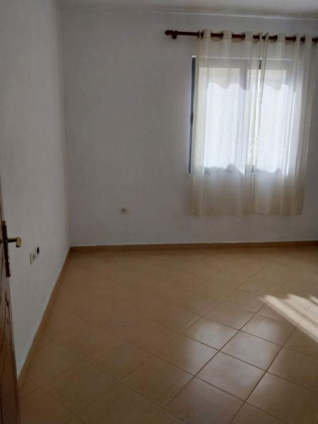 Tirane, jepet me qera Vile 3+1+BLK Kati 2, 360 m² 800 Euro (Rr osman resuli)