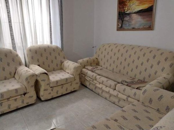 Tirane, jepet me qera Vile 3+1+BLK Kati 2, 360 m² 800 Euro (Rr osman resuli)