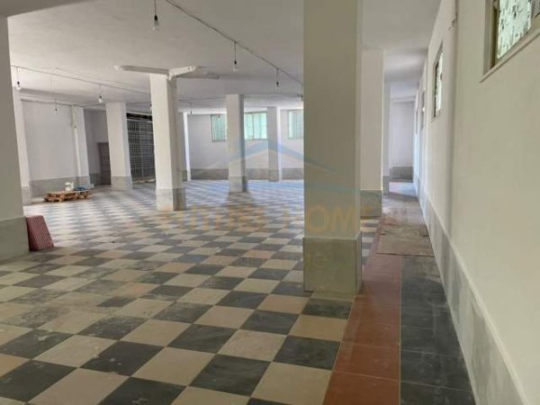 Tirane, jepet me qera magazine Kati 0, 375 m² 1.000 Euro (Rruga 5 Maji) UNA26138