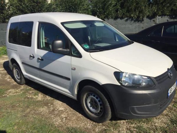 Durres, shes makine Volkswagen Caddy Viti 2012, 9.200 Euro