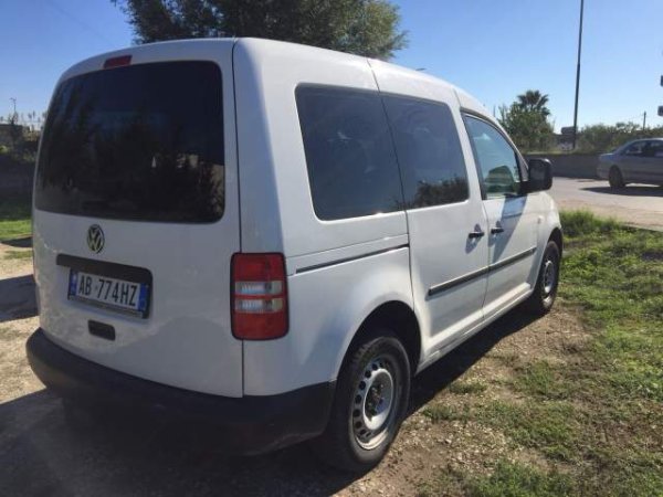 Durres, shes makine Volkswagen Caddy Viti 2012, 9.200 Euro