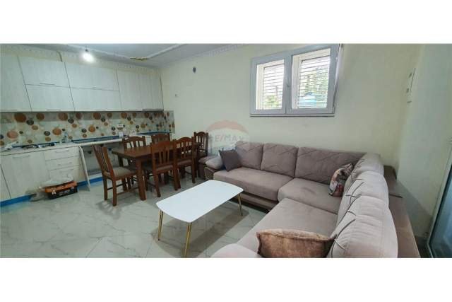 Tirane, jepet me qera apartament 2+1 Kati 1, 90 m² 400 Euro (Sauk)