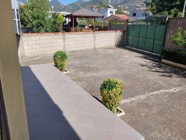 Tirane, jepet me qera Vile 3+1+BLK Kati 1, 360 m² 800 Euro (osman resuli)