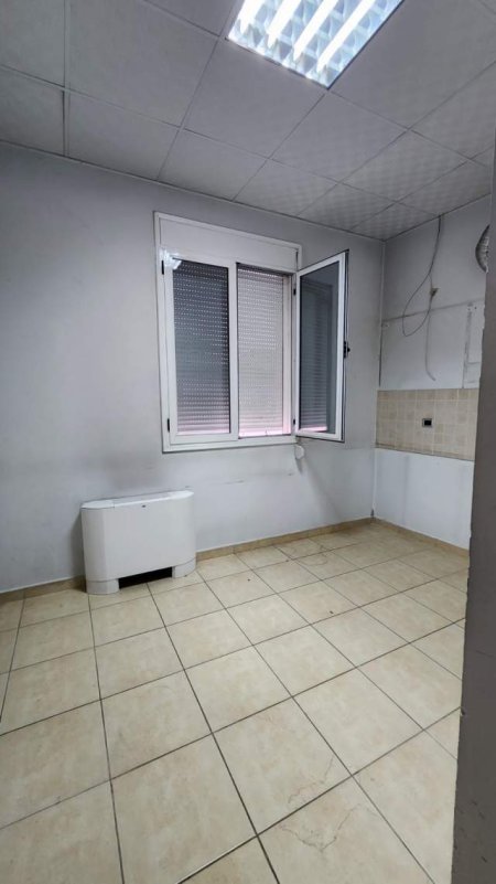 Tirane, jepet me qera ambjent biznesi Kati 0, 1.200 m² 8.000 Euro (rruga Elbasanit)