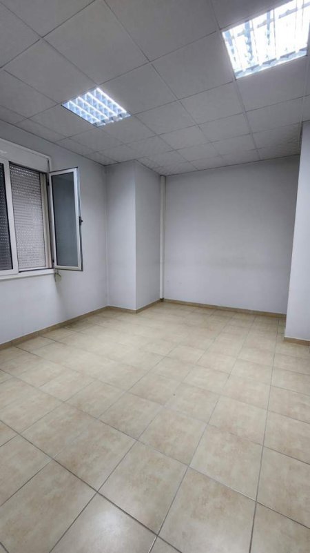 Tirane, jepet me qera ambjent biznesi Kati 0, 1.200 m² 8.000 Euro (rruga Elbasanit)