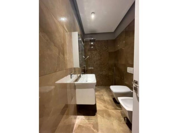 Tirane, jepet me qera apartament 2+1+A+BLK Kati 5, 122 m² 1.000 Euro (Rruga e Kavajes)