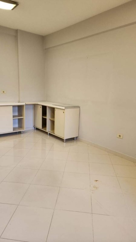 Tirane, jepet me qera zyre Kati 1, 70 m² 500 Euro (Qender)