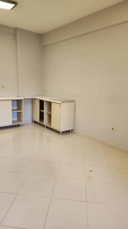 Tirane, jepet me qera zyre Kati 1, 70 m² 500 Euro (Qender)